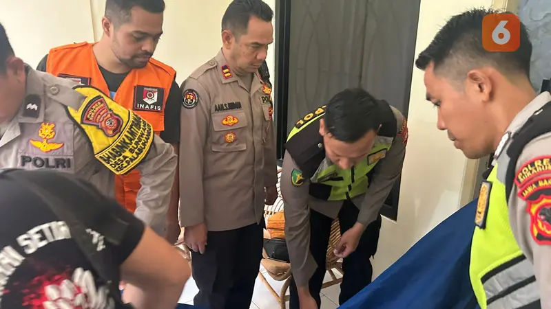 Tim Inafis Satreskrim Polres Sukabumi saat mengevakuasi jasad pria korban pembunuhan di Pelabuhanratu, Kabupaten Sukabumi (Liputan6.com/Fira Syahrin).