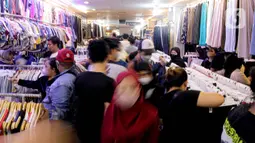 Suasana pasar pakaian impor bekas di Pasar Senen, Jakarta, Kamis (9/3/2023). Larangan impor baju bekas bertujuan untuk mendukung penggunaan produk lokal dan usaha kecil dan menengah milik masyarakat Indonesia. (Liputan6.com/Faizal Fanani)