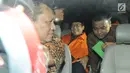 Wakil Ketua DPR, Taufik Kurniawan di dalam mobil usai menjalani pemeriksaan di KPK, Jakarta, Jumat (2/11). Taufik ditahan terkait kasus dugaan menerima  suap Rp 3,6 miliar pengurusan Dana Alokasi Khusus (DAK) Kab Kebumem TA 2016. (Merdeka.com/Dwi Narwoko)