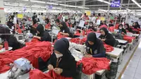 Para pekerja sedang memproduksi jersey Timnas Indonesia di pabrik yang berada daerah Bandung, Jawa Barat pada Rabu (12/2/2025). (Bola.com/Abdul Aziz)