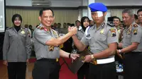 Kapolri Jenderal Polisi Tito Karnavian memberikan penghargaan kepada Bambang. (Liputan6.com/Audrey Santoso)