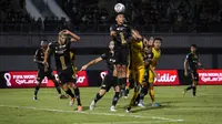 Pemain Dewa United, Theo Fillo B.D. Numberi (tengah) berusaha menghalau bola dalam laga pekan ke-2 BRI Liga 1 2022/2023 antara Dewa United melawan Persikabo 1973 di Indomilk Arena, Tangerang, Minggu (31/7/2022) malam WIB. (Bola.com/Bagaskara Lazuardi)