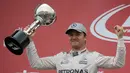 Pebalap Mercedes, Nico Rosberg, tampil dominan pada balapan F1 GP Jepang di Sirkuit Suzuka, Minggu (9/10/2016). (AFP/Yuya Shino)