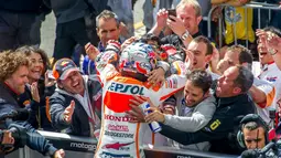 Usai memenangi balapan di Sirkuit Brno, Ceko, (17/8/2014), Dani Pedrosa, langsung disambut kru tim Repsol Honda. (AFP PHOTO/Joe Klamar)