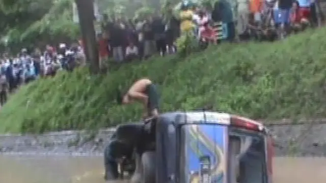 [VIDEO] Mobil Rombongan Pekerja Terjun ke Sungai, 1 Tewas