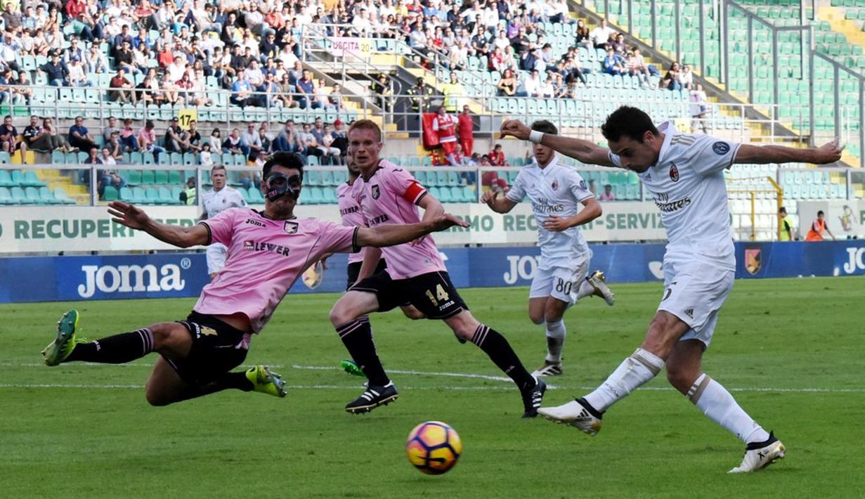 Pemain AC Milan, Giacomo Bonaventura, melakukan tembakan ke arah gawang Palermo dalam laga pekan ke-12 Serie A di Stadion Renzo Barbera, Minggu (6/11/2016). (AFP)