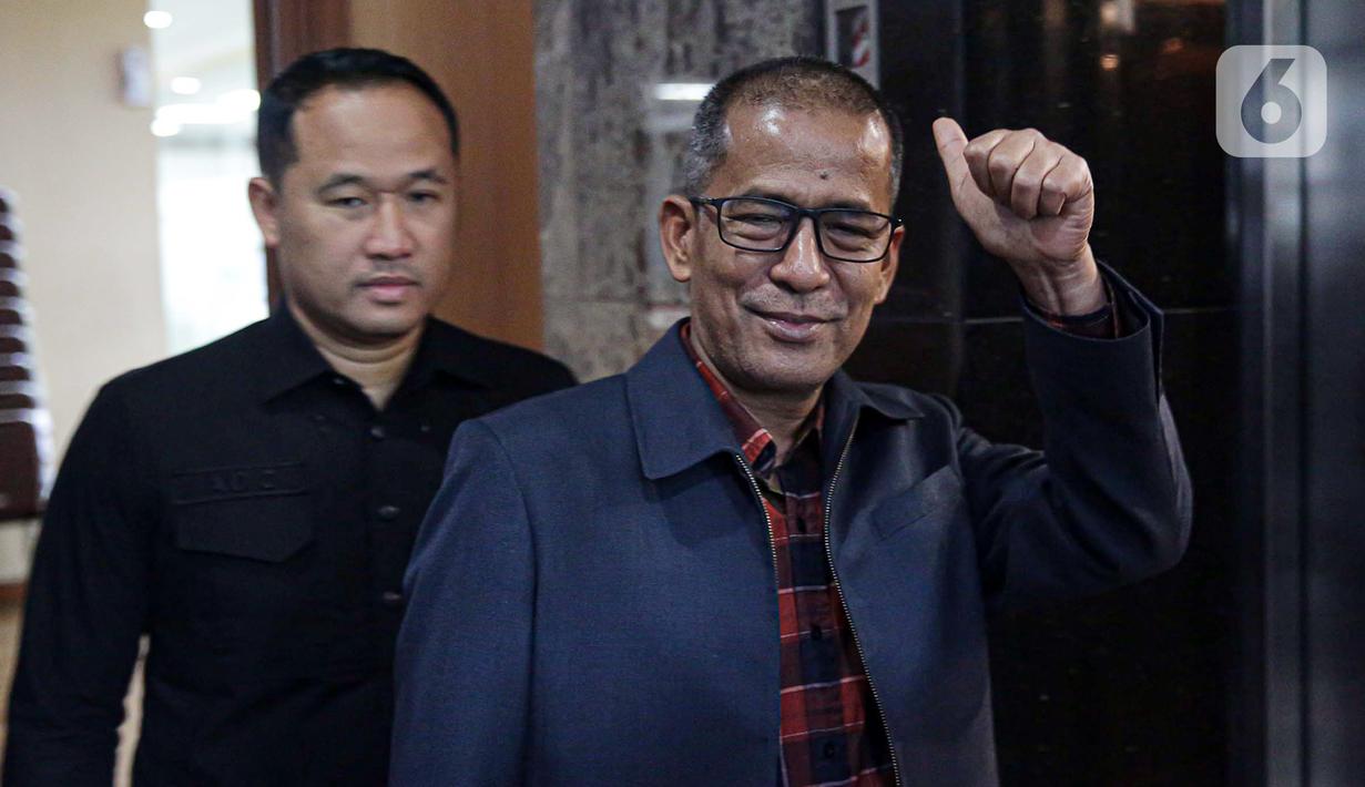 Wakil Ketua Mahkamah Konstitusi (MK) Saldi Isra mengacungkan jempol saat akan menjalani pemeriksaan terkait laporan masyarakat atas Putusan Perkara Nomor 90/PUU-XXI/2023 di Majelis Kehormatan Mahkamah Konstitusi (MKMK), Jakarta, Rabu (1/11/2023). MKMK memeriksa Saldi Isra untuk dimintai keterangan. (Liputan6.com/Faizal Fanani)