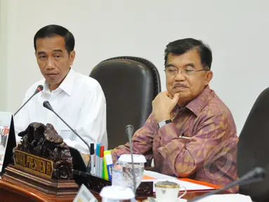 Presiden Joko Widodo didampingi Wakil Presiden Jusuf Kalla menggelar rapat terbatas (ratas) di Kantor Presiden, Komplek Istana Kepresidenan, Jakarta, Rabu (11/3/2015). (Liputan6.com/Faizal Fanani)