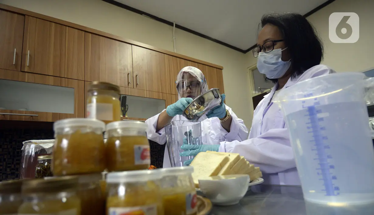 Peneliti LIPI membuat selai jahe merah fermentasi di Puspitek Serpong, Tangerang Selatan, Banten, Senin (26/10/2020). Selai Marmalade yang terbuat dari fermentasi rempah-rempah lokal bisa meningkatkan daya tahan tubuh di tengah pandemi COVID-19. (merdeka.com/Dwi Narwoko)