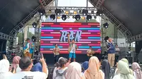 Grup RAN menghibur para Vivin dan Dedes yang hadir dalam Vindes Sport edisi "Tepok Bulu'23" di Istora Senayan, Jakarta pada hari Jumat, 17 November 2023. (Liputan6.com/Nadia Nurhaliza)