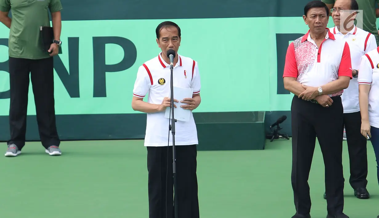 Presiden Joko Widodo (Jokowi) memberikan sambutan saat meresmikan renovasi lapangan tenis indoor dan outdoor Senayan di Jakarta, Sabtu (3/2). Stadion Tenis Senayan akan menjadi salah satu arena dalam Asian Games 2018. (Liputan6.com/Angga Yuniar)
