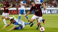 Gelandang AC Milan, Giacomo Bonaventura berusaha membawa bola dari kawalan pemain U Craiova, Radoslav Dimitrov saat bertanding di leg kedua babak 3 Liga Europa di San Siro, Milan, (3/8). AC Milan sukses menang 2-0 atas Craiova. (AP Photo/Antonio Calanni)