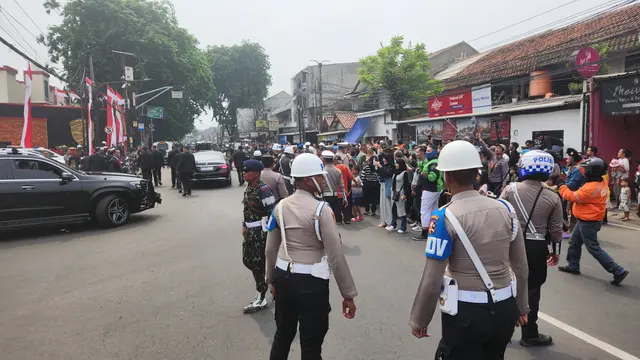 Sejumlah warga tampak saling berebutan untuk mendapatkan bingkisan dari Jokowi usai mendatangi Mako Brimob, Depok.