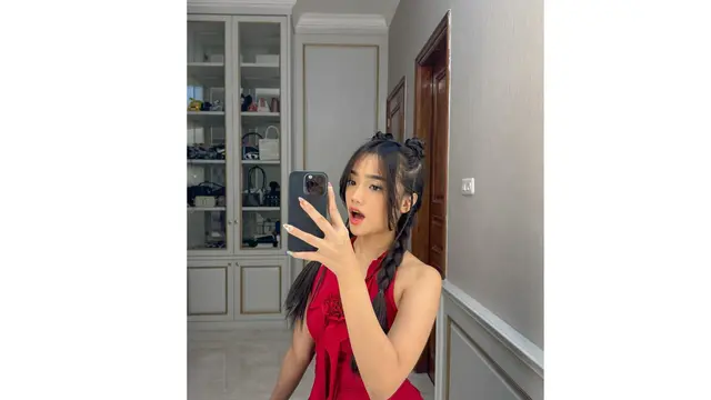 Gaya Stylish Fuji Nonton Konser Bruno Mars