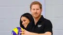 Pangeran Harry dan tunanganya Meghan Markle melihat latihan tim Inggris untuk Invictus Games Sydney 2018 di University of Bath, (6/4). Pasangan ini dijadwalkan menikah pada 19 Mei 2018 mendatang. (AP Photo/Kirsty Wigglesworth, pool)