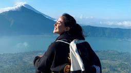 Wanita yang juga menetap di Bali ini tampak begitu bahagia menikmati udara pegunungan. Dirinya juga santai memperlihatkan wajah polos tanpa makeup. (Liputan6.com/IG/@babyjvnc)