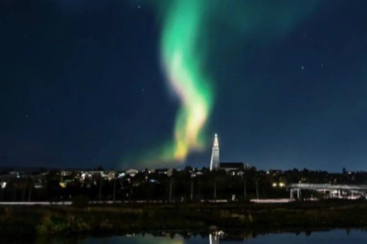 Aurora Borealis terlihat jelas di langit Reykjavik pada 28 September 2016 malam