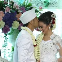 Ciuman kasih sayang Hengky Kurniawan untuk istrinya, Sonya Fatmala (Galih W. Satria/bintang.com)