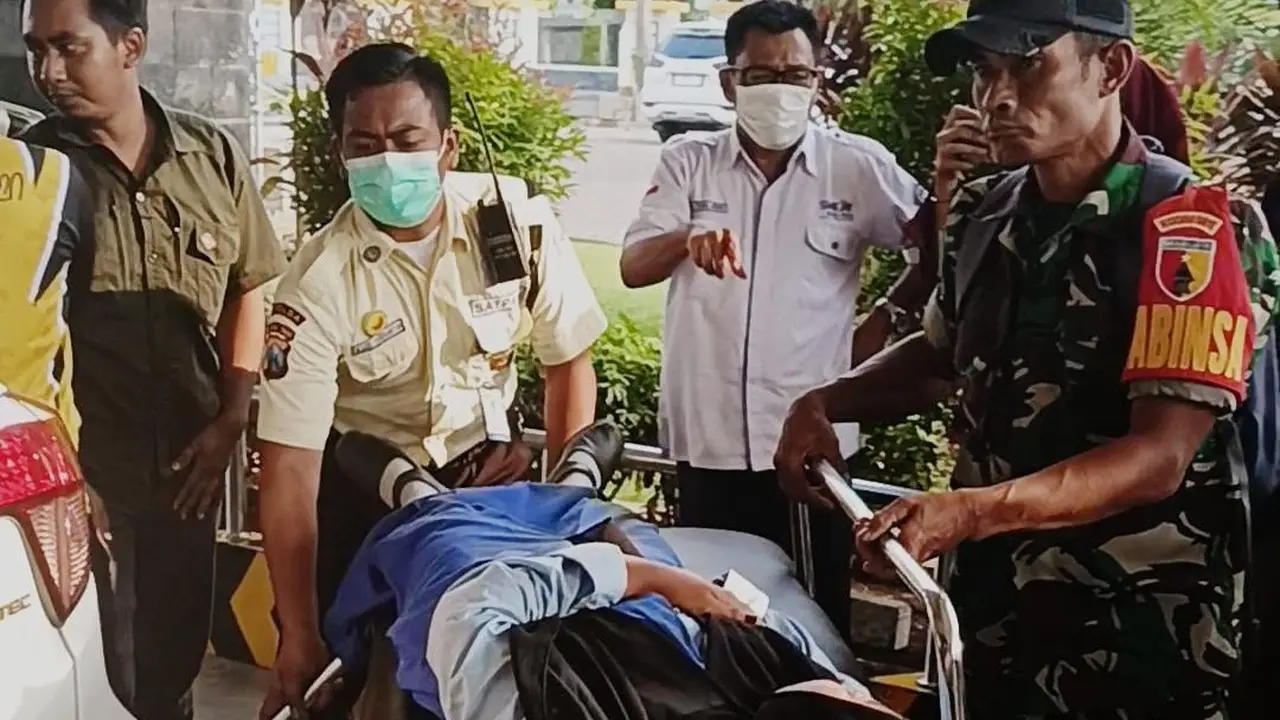 Pelajar Sekolah Menengah Kejuruan Negeri (SMKN) Palang, Tuban, Jawa Timur, diduga keracunan usai menyantap menu nasi goreng dari program Makan Bergizi Gratis (MBG). Mereka pun langsung dilarikan ke RSUD dr. Koesma Tuban.
