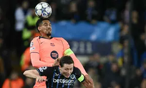 Bek Barcelona, Ronald Araujo da Silva (atas) menyundul bola di atas gelandang Club Brugge, Hans Vanaken selama pertandingan sepak bola fase hari ke-4 Liga Champions UEFA antara Club Brugge dan FC Barcelona di stadion Jan Breydelstadion, di Bruges, pada 5 November 2025. (NIKOLAS TUCAT / AFP)
