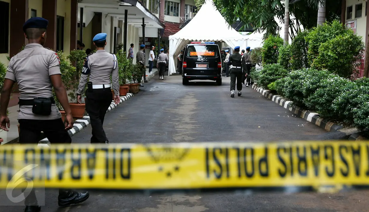 Petugas kepolisian menjaga ketat area RS Polri saat kedatangan jenazah korban jatuhnya helikopter TNI, Jakarta, Senin (21/3/2016). Jenazah adalah korban insiden jatuhnya helikopter Bell 412 EP di Kabupaten Poso. (Liputan6.com/Yoppy Renato)