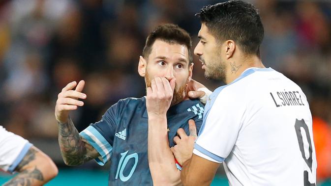 Megabintang timnas Argentina, Lionel Messi berbicara dengan pemain timnas Uruguay, Luis Suarez pada laga persahabatan di Stadion Bloomfield, Tel Aviv, Senin (18/11/2019). Messi dan Cavani bersitegang sehingga keduanya harus sampai dipisahkan rekan-rekannya. (AP/Ariel Schalit)