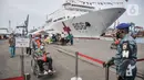 Warga usai melakukan pemeriksaan kesehatan gratis oleh tim medis kesehatan dari Kapal RS Peace Ark milik Tentara Pembebasan Rakyat China (PLA) di kawasan JICT 2 Tanjung Priok, Jakarta Utara, Selasa (15/11/2022). Layanan pengobatan gratis ini berlangsung hingga 18 November 2022 dan mampu melayani 500 warga tiap harinya. (merdeka.com/Iqbal S. Nugroho)