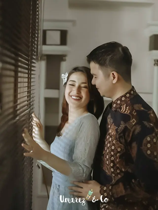 6 Potret Lamaran Handika Pratama dan Rosiana Dewi, Romantis