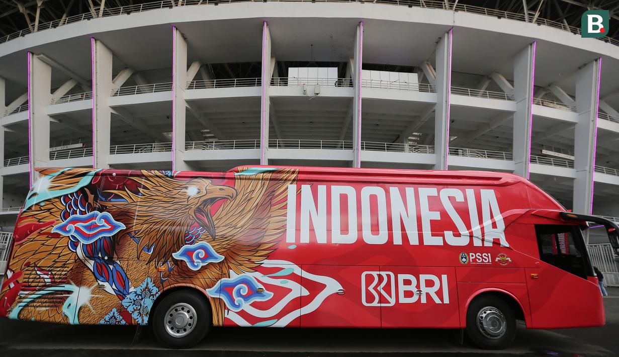 Sebuah bus baru yang digunakan untuk kepentingan Timnas Indonesia diperkenalkan jelang laga FIFA Matchday melawan Timnas Argentina di Stadion Utama Gelora Bung Karno, Jakarta, Minggu (18/6/2023). Bus baru Timnas Indonesia berkelir dominasi merah. Di bagian sisi kanan terdapat tulisan besar 'Indonesia' dan dilengkapi gambar burung garuda berwarna cokelat. (Bola.com/Bagaskara Lazuardi)