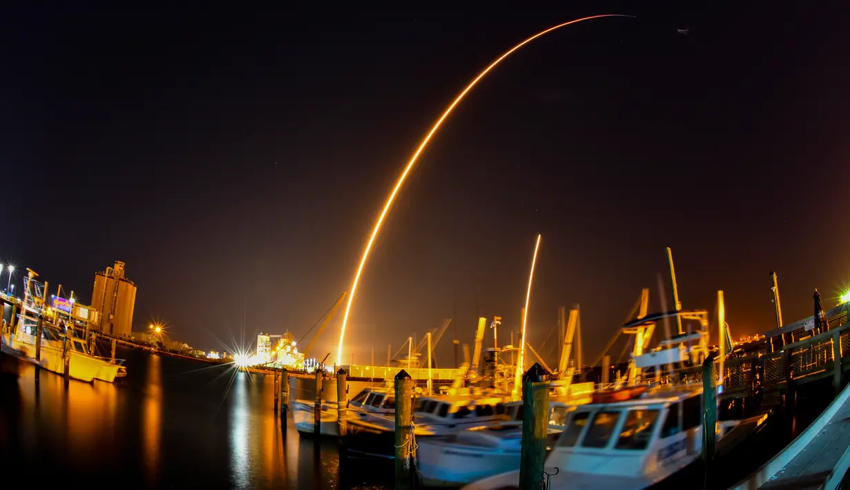 Roket SpaceX Falcon 9 yang membawa muatan dua penjelajah bulan dari Jepang dan Uni Emirat Arab diluncurkan dari Launch Complex 40 di Stasiun Angkatan Luar Angkasa Cape Canaveral, Cape Canaveral, Florida, Amerika Serikat, 11 Desember 2022. Misi awal ini merupakan momen penting untuk membuka pintu bagi industri cislunar komersial. (Malcolm Denemark/Florida Today via AP)