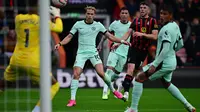 Kiper Chelsea Mikhailo Mudryk saat mencoba halau serangan Bournemouth di lanjutan Liga Inggris (AFP)