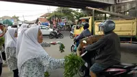 Sayur hijau yang dibagikan gratis itu berasal dari kebun sekolah siswa. (Liputan6.com/Dian Kurniawan)