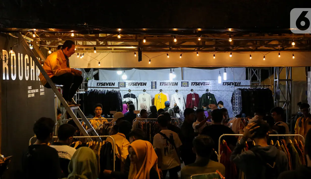 Pengunjung melihat kaus pada JakCloth Year End Sale 2019 di Plaza Tenggara GBK Senayan, Jakarta, Kamis (26/12/2019). Acara yang digelar Lian Mipro pada 25-29 Desember 2019 menghadirkan 400 clothing line lokal dan brand internasional. (Liputan6.com/Fery Pradolo)