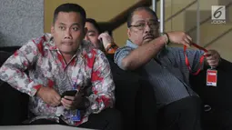 Anggota DPR RI dari Fraksi Partai Golkar Melchias Marcus Mekeng (kanan) berada di ruang tunggu sebelum menjalani pemeriksaan di Gedung KPK, Rabu (8/5/2019). Melchias Marcus Mekeng diperiksa sebagai saksi dalam kasus dugaan korupsi e-KTP dengan tersangka Markus Nari. (merdeka.com/Dwi Narwoko)