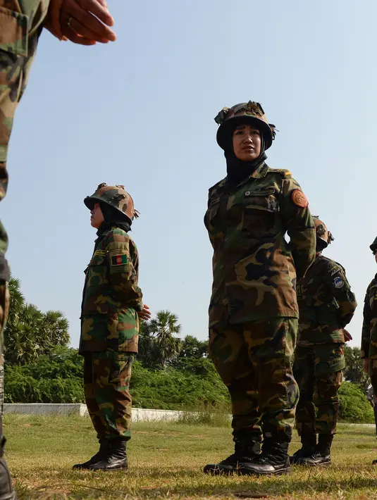 Para kadet perempuan Afghanistan berdiri dalam formasi selama sesi latihan militer di Chennai, Rabu (19/12). Sembilan belas kadet tentara Afghanistan perempuan mengambil bagian dalam program pelatihan militer India. (ARUN SANKAR / AFP)