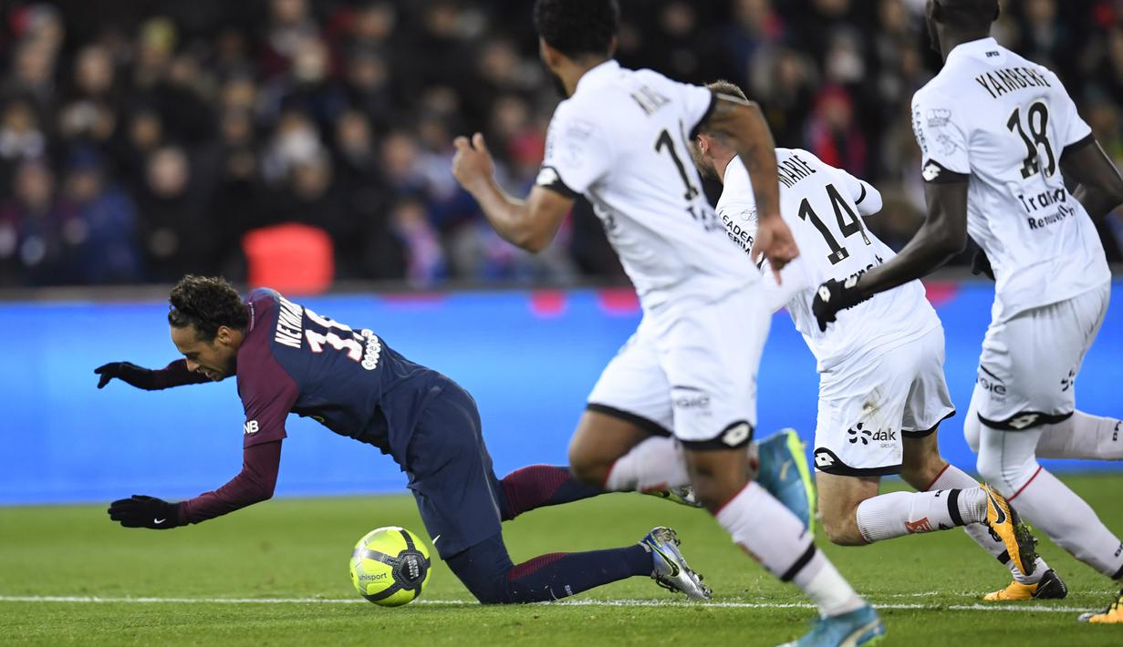 Pemain PSG, Neymar jatuh saat berusaha melewati adangan para pemain Dijon pada laga Ligue 1 di Parc des Princes stadium, Paris, (17/1/2018). PSG menang telak 8-0. (AFP/Christophe Simon)