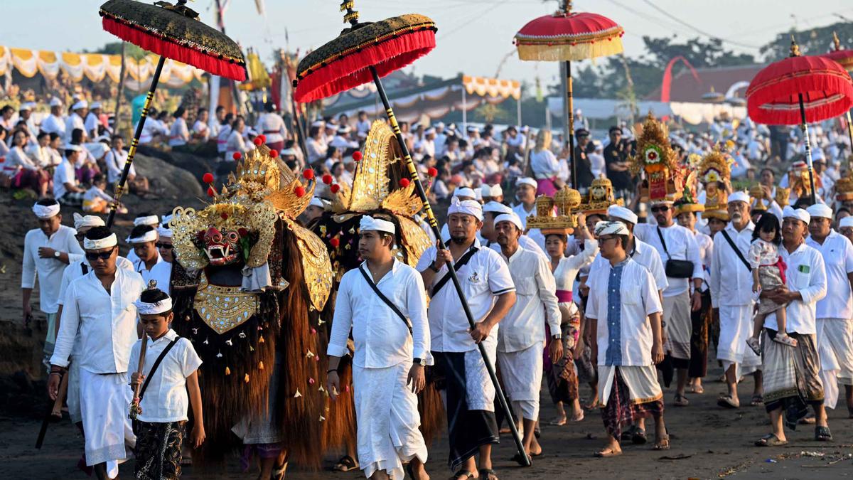 Jelang Hari Raya Nyepi Tahun Baru Saka 1948, Umat Hindu Bali Laksanakan Prosesi Melasti