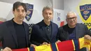 Berkat tangan dingin Marco Baroni (tengah) yang mulai menangani Lecce di awal musim 2021/2022, Lecce dibawanya kembali ke Serie A di musim debutnya. (twitter/OfficialUSLecce)