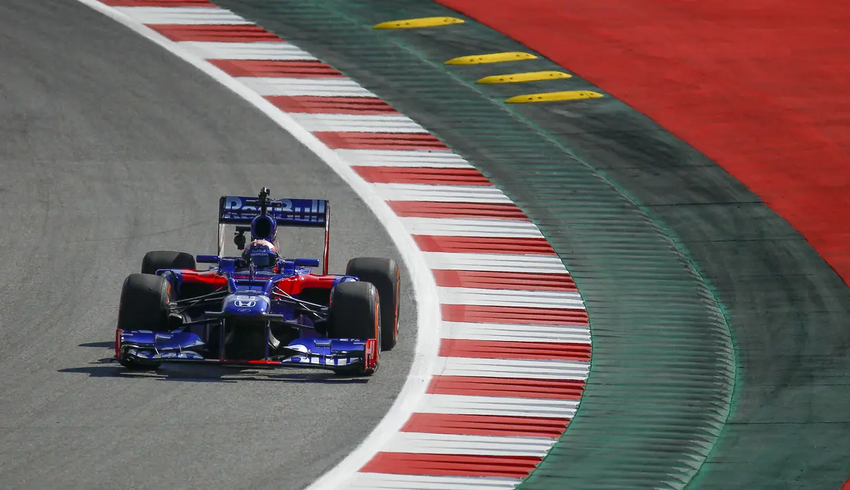 Pembalap MotoGP asal Spanyol Marc Marquez saat mengendarai mobil balap Formula 1 selama uji coba di Spielberg, Austria (5/6). Mobil Formula 1 yang dibawa Marquez merupakan milik tim Scuderia Toro Rosso. (AFP Photo/Apa/Erwin Scheriau)