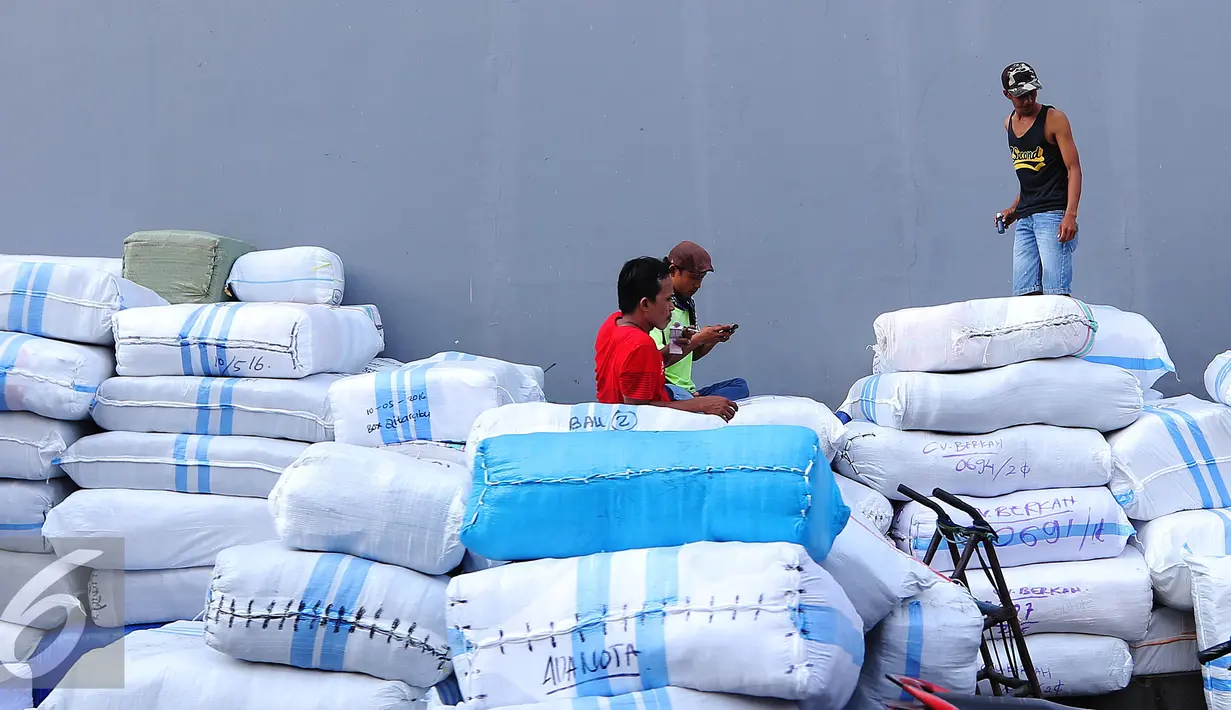 Tumpukan karung berisi pakaian yang siap didistribusikan ke seluruh daerah di Indonesia, Jakarta, Jumat (27/5). Melonjaknya permintaan pakaian jelang puasa menjadi berkah bagi para pedagang. (Liputan6.com/Angga Yuniar)