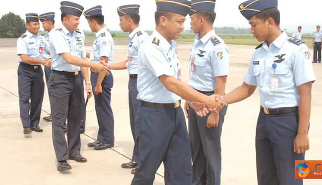 Citizen6, Subang: Enam perwira siswa KPTPH angkatan ke-13 di Skadron Udara 7, Lanud Suryadarma, Subang, mengakhiri pendidikan melalui upacara penutupan pendidikan di Apron Skadron Udara 7, Jumat siang (8/4). (Pengirim: Dodo)