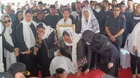 Suasana haru menyelimuti pemakaman ayah mertua Puan Maharani, Bambang Sukmonohadi di TPU Tanah Kusir, Jakarta Selatan pada Sabtu, (3/6/2023). (Rahmat/Merdeka)