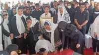 Suasana haru menyelimuti pemakaman ayah mertua Puan Maharani, Bambang Sukmonohadi di TPU Tanah Kusir, Jakarta Selatan pada Sabtu, (3/6/2023). (Rahmat/Merdeka)