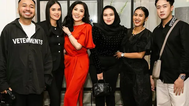 6 Detail Gaun Nindy Ayunda di Ultah Dito Mahendra, Memukau Pakai Dress Satin Merah