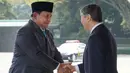 Diketahui, Indonesia dan Jepang telah menjalin hubungan kerja sama yang komprehensif selama 68 tahun di sejumlah bidang strategis, mulai dari ekonomi, politik, hingga sosial budaya. Tampak dalam foto, Presiden Republik Indonesia Prabowo Subianto (kiri) disambut oleh Kaisar Jepang Naruhito di Istana Kekaisaran, Tokyo, pada Senin 30 Maret 2026. (Kazuhiro NOGI/AFP)