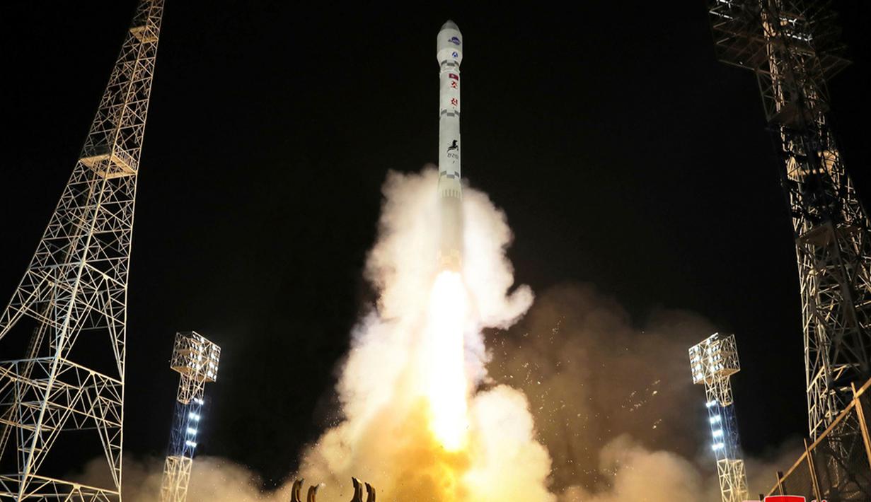 Foto yang disediakan oleh pemerintah Korea Utara ini menunjukkan apa yang dikatakan negara tersebut sebagai peluncuran Malligyong-1, satelit mata-mata militer, ke orbit pada Selasa (21/11/2023). (Korean Central News Agency/Korea News Service via AP, File)