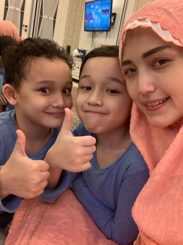 Momen keluarga seleb Tarawih bersama di rumah. (Sumber: Instagram/adeliapasha)
