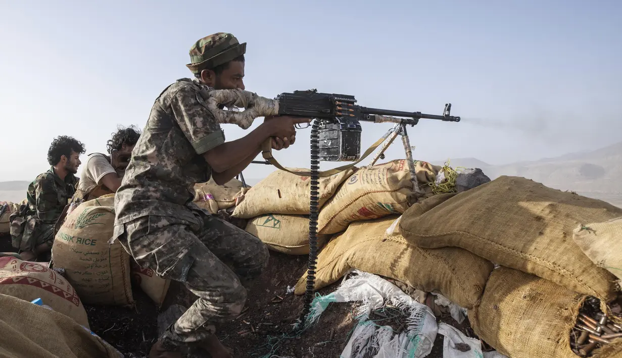 Seorang pejuang Yaman yang didukung oleh koalisi pimpinan Arab Saudi menembakkan senjatanya selama bentrokan dengan pemberontak Houthi di garis depan Kassara dekat Marib, Yaman, 20 Juni 2021. (AP Photo/Nariman El-Mofty)