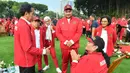 Presiden Joko Widodo berbincang dengan Ketua NPC Indonesia, Senny Marbun di sela acara pemberian bonus kepada para atlet, pelatih dan asisten pelatih peraih medali dalam ajang ASEAN Para Games (APG) 2023 di Istana Merdeka, Senin (3/7/2023). Kontingen Indonesia sukses menjadi juara umum APG 2023 yang digelar pada 3-9 Juni 2023 di Phnom Penh, Kamboja, dengan raihan 158 medali emas, 148 perak dan 95 perunggu. (Dok. Sekretariat Presiden)