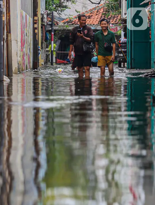 Data terbaru sebaran banjir yang disampaikan Badan Penanggulangan Bencana Daerah (BPBD) Jakarta, hingga hingga pukul 10.00 WIB pagi, masih terdapat 14 RT dan 3 ruas jalan tergenang. (Liputan6.com/Angga Yuniar)